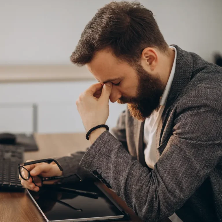 Compléments alimentaires et fatigue mentale - homme seul
